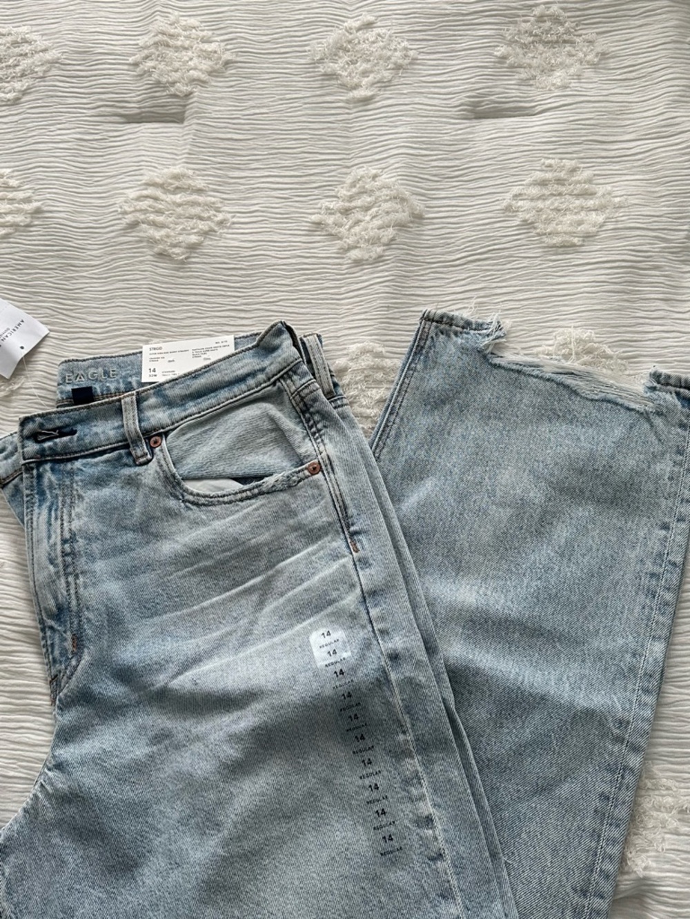 Women’s American Eagle Outfitters Light Wash  Jeans - Strigid Fit, Size 14